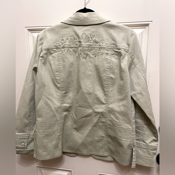 Size Large light green denim Jacket with details such as embroidery & Stitching - Picture 8 of 12